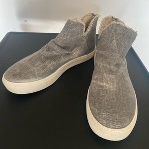 Gray zip in the back size 8 only wore a few times brand name is Very G